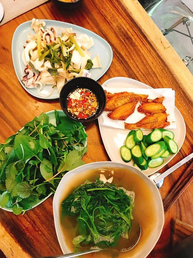 Chồng điển trai cởi trần nấu ăn chiều chuộng lê thuý nhưng cô cũng đáp lại thế này - 7