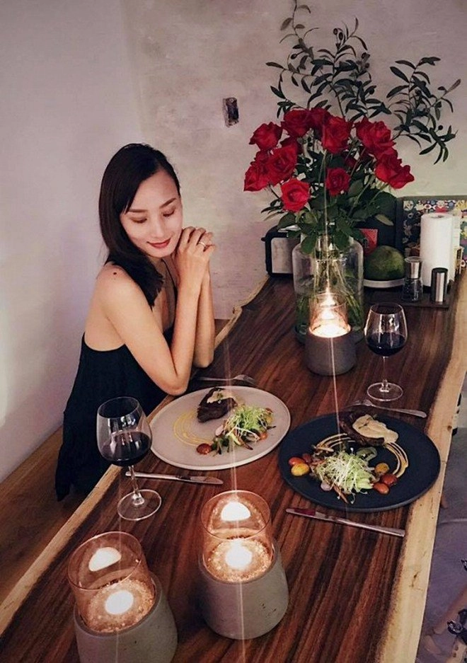 Chồng điển trai cởi trần nấu ăn chiều chuộng lê thuý nhưng cô cũng đáp lại thế này - 12