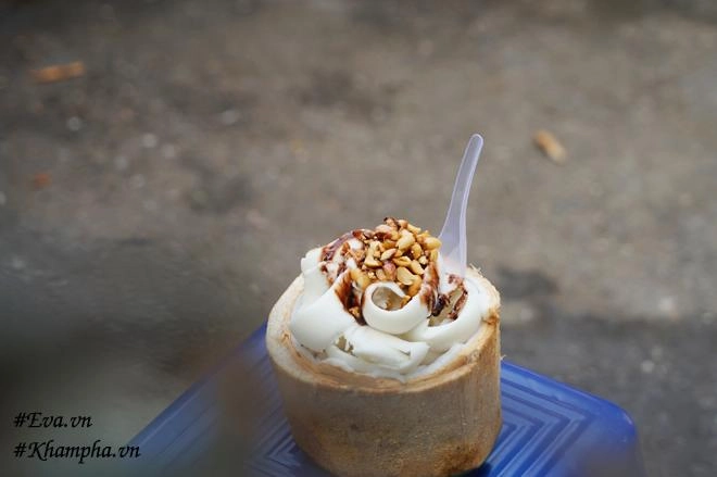 Cô gái thu lượm ve chai mở bán kem dừa thái chỉ 25kphần đầy ú ụ nườm nượp khách qua - 2