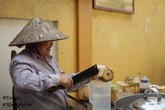 Cô gái thu lượm ve chai mở bán kem dừa thái chỉ 25kphần đầy ú ụ nườm nượp khách qua - 3