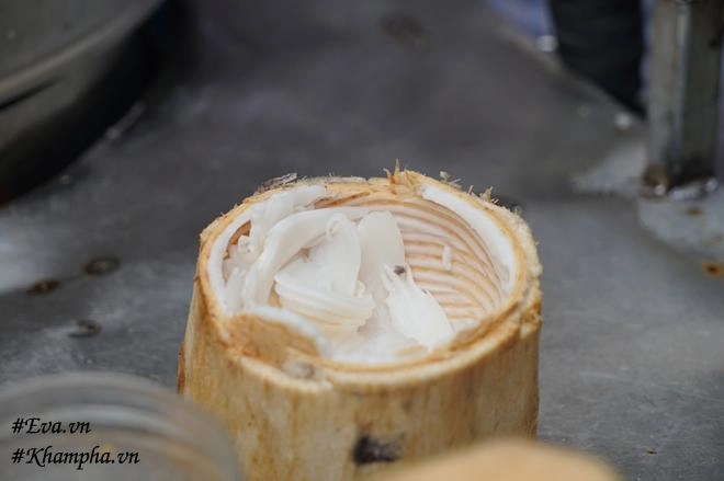 Cô gái thu lượm ve chai mở bán kem dừa thái chỉ 25kphần đầy ú ụ nườm nượp khách qua - 5