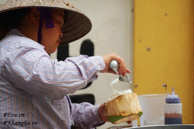 Cô gái thu lượm ve chai mở bán kem dừa thái chỉ 25kphần đầy ú ụ nườm nượp khách qua - 7