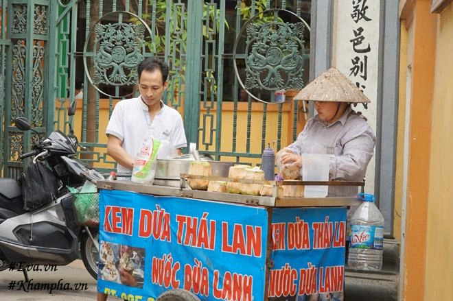 Cô gái thu lượm ve chai mở bán kem dừa thái chỉ 25kphần đầy ú ụ nườm nượp khách qua - 9