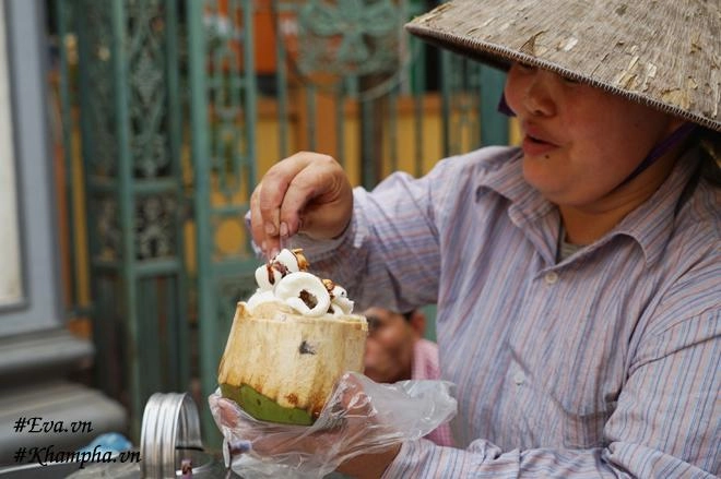 Cô gái thu lượm ve chai mở bán kem dừa thái chỉ 25kphần đầy ú ụ nườm nượp khách qua - 13