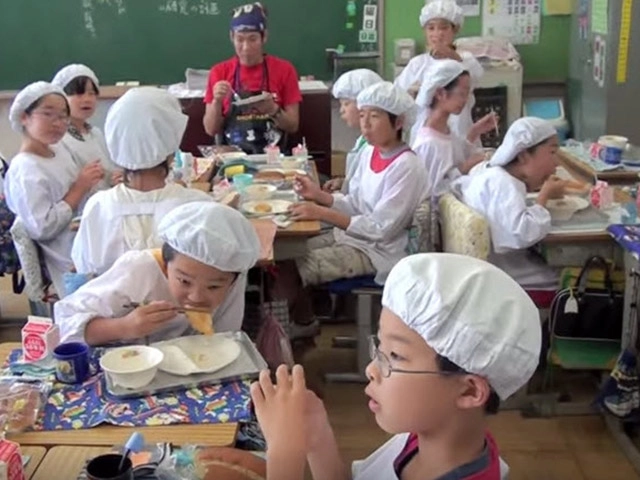 Bữa ăn trưa ở trường đầy áp lực của học sinh tiểu học khiến hội phụ huynh lo lắng khi xem - 7