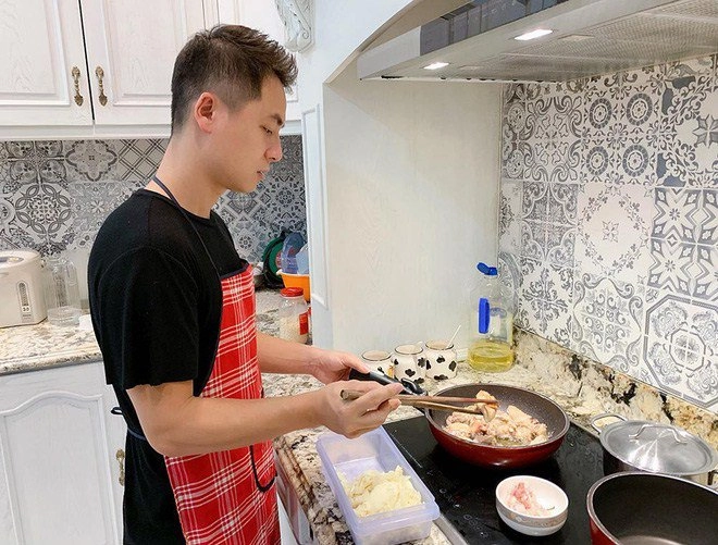 Có vợ đảm hết phần thiên hạ 3 ông bố nổi tiếng showbiz vẫn không ngại xắn tay vào bếp - 6