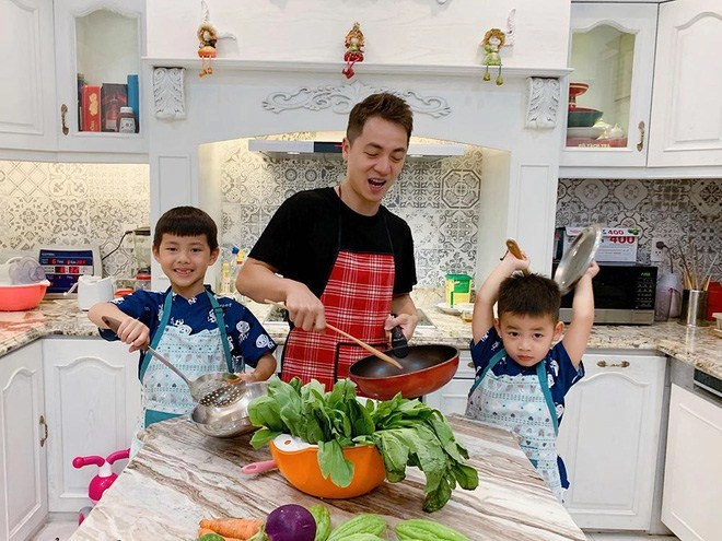Có vợ đảm hết phần thiên hạ 3 ông bố nổi tiếng showbiz vẫn không ngại xắn tay vào bếp - 7