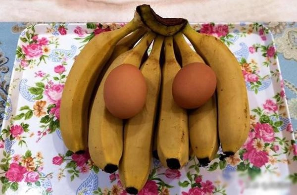 Con dâu đập 2 quả trứng vào chuối mẹ chồng ban đầu định mắng nhưng sau khen nức nở - 1