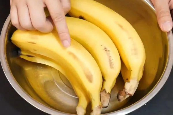 Con dâu đem gạo phủ lên chuối khiến mẹ chồng khó hiểu nhưng 1-2 ngày sau lại bất ngờ - 1