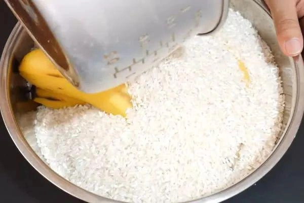 Con dâu đem gạo phủ lên chuối khiến mẹ chồng khó hiểu nhưng 1-2 ngày sau lại bất ngờ - 2