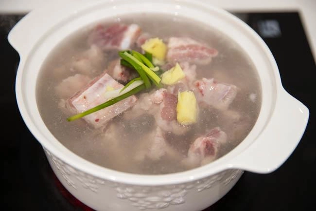 Con dâu nấu sườn rim chua ngọt mẹ chồng ăn xong chấm điểm 10 - 1
