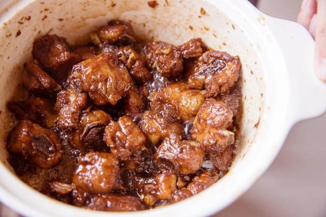 Con dâu nấu sườn rim chua ngọt mẹ chồng ăn xong chấm điểm 10 - 3