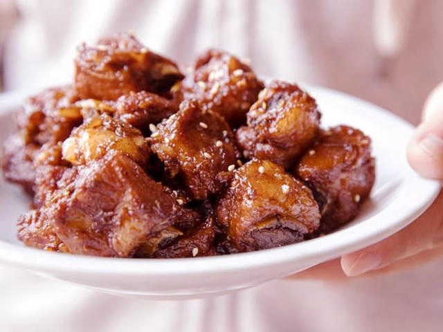 Con dâu nấu sườn rim chua ngọt mẹ chồng ăn xong chấm điểm 10 - 4