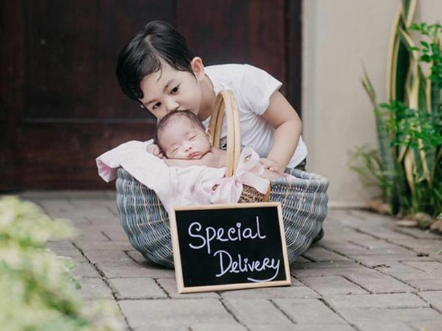 Con gái khánh thi cười tít mắt hóng chuyện với mẹ hơn 3 tháng nặng 6kg - 5