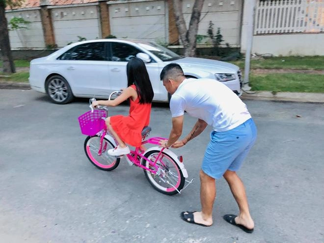Công vinh giúp con gái tập xe đạp các bé trong xóm nói 1 câu khiến thủy tiên bất ngờ - 1