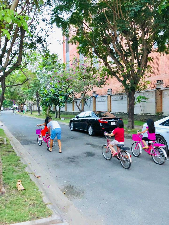 Công vinh giúp con gái tập xe đạp các bé trong xóm nói 1 câu khiến thủy tiên bất ngờ - 2