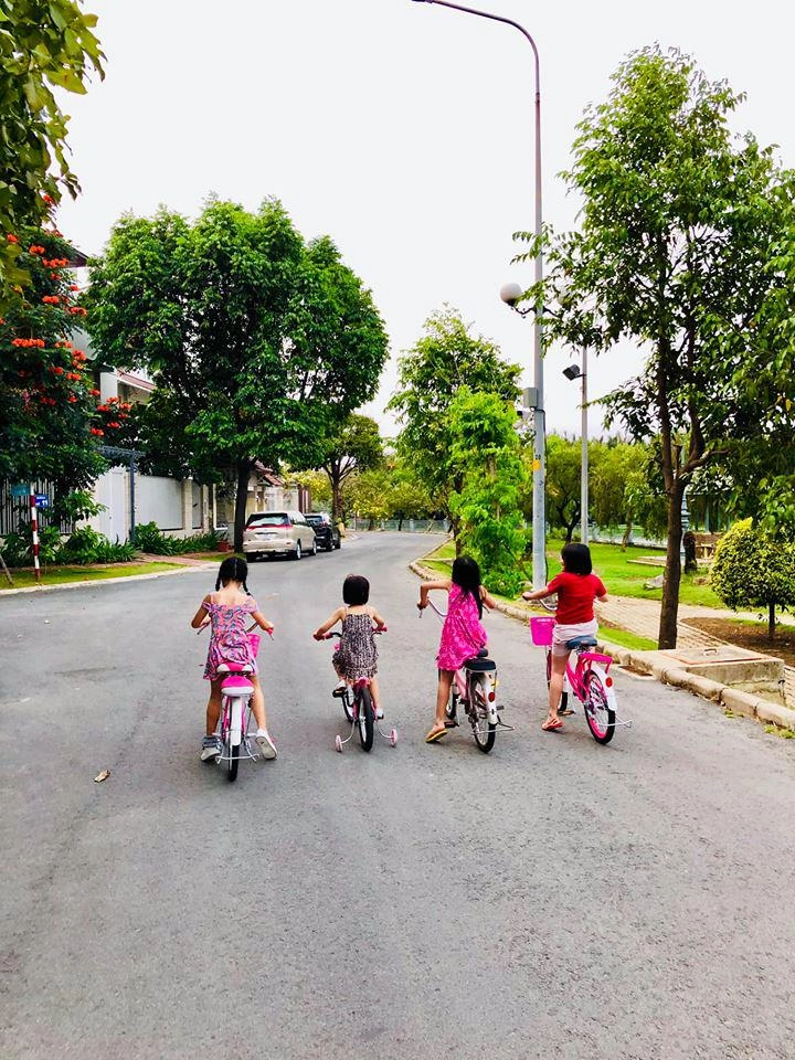 Công vinh giúp con gái tập xe đạp các bé trong xóm nói 1 câu khiến thủy tiên bất ngờ - 4