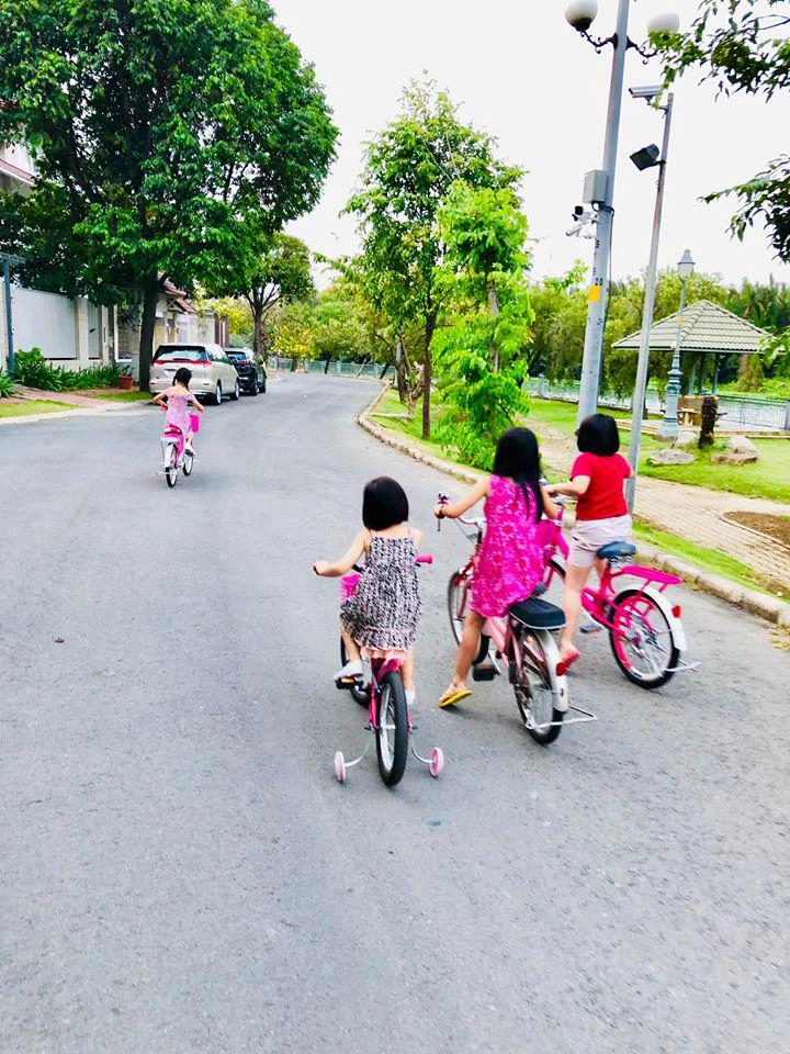 Công vinh giúp con gái tập xe đạp các bé trong xóm nói 1 câu khiến thủy tiên bất ngờ - 5