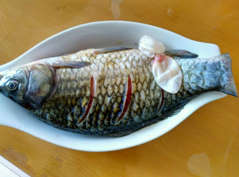Đầu bếp lâu năm mách chỉ cần làm 4 điều này dù rán cá gì da cũng không dính chảo - 1