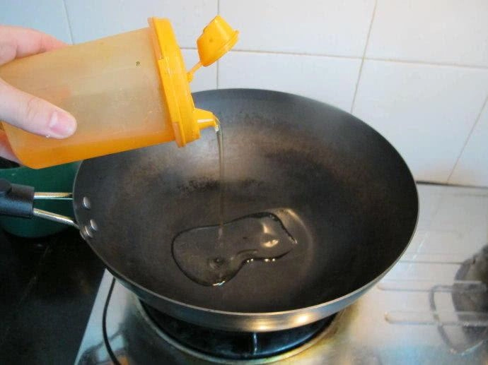 Đầu bếp lâu năm mách chỉ cần làm 4 điều này dù rán cá gì da cũng không dính chảo - 3
