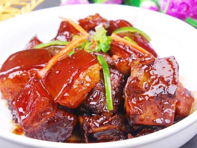 Đầu bếp tiết lộ kho thịt đừng dùng đường trắng tạo màu đây mới là thứ khiến thịt ngon đẹp - 1