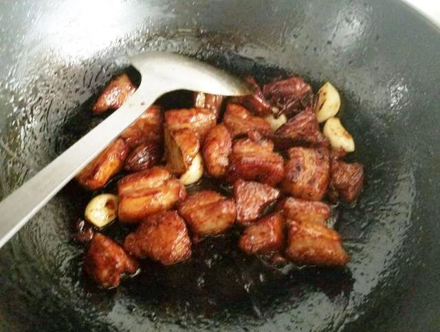 Đầu bếp tiết lộ kho thịt đừng dùng đường trắng tạo màu đây mới là thứ khiến thịt ngon đẹp - 3