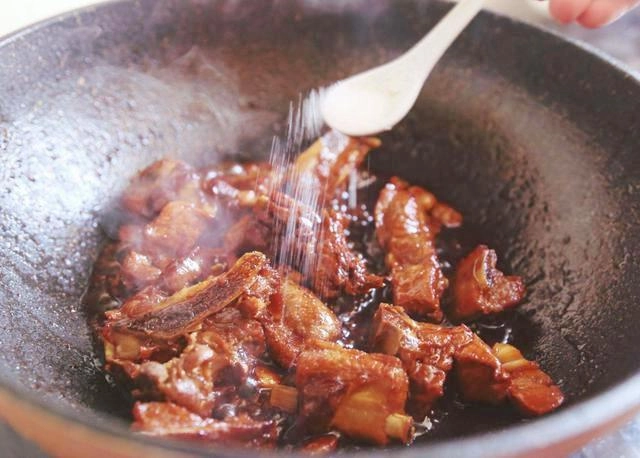 Đầu bếp tiết lộ kho thịt đừng dùng đường trắng tạo màu đây mới là thứ khiến thịt ngon đẹp - 4