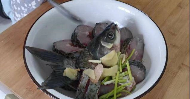 Dù kho loại cá nào cũng không cho muối vào bước mà nhiều người vẫn hay làm này - 1