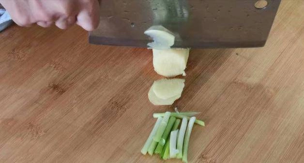 Dù kho loại cá nào cũng không cho muối vào bước mà nhiều người vẫn hay làm này - 2