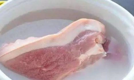 Đừng chần hay rửa thịt lợn trực tiếp làm cách này thịt sạch bong không còn lo bụi bẩn - 2
