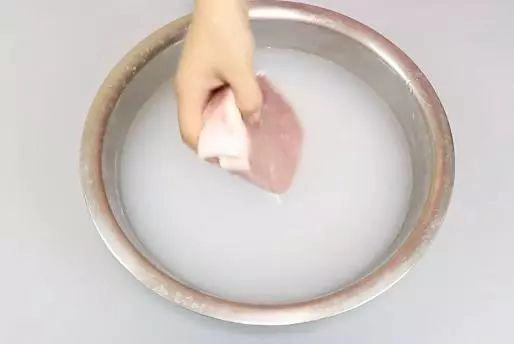 Đừng rửa thịt lợn trực tiếp với nước nếu không càng rửa càng bẩn - 2