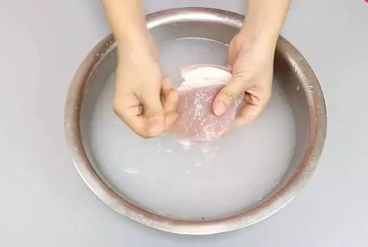 Đừng rửa thịt lợn trực tiếp với nước nếu không càng rửa càng bẩn - 3