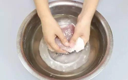 Đừng rửa thịt lợn trực tiếp với nước nếu không càng rửa càng bẩn - 4