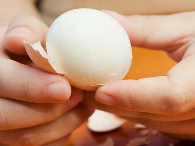 Thêm một bước đơn giản trứng luộc xong sẽ mềm ngon bóc vỏ dễ như trở bàn tay - 4