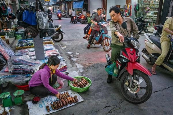 Được ăn món kinh dị của việt nam phản ứng của phóng viên mỹ khiến ai cũng bất ngờ - 3