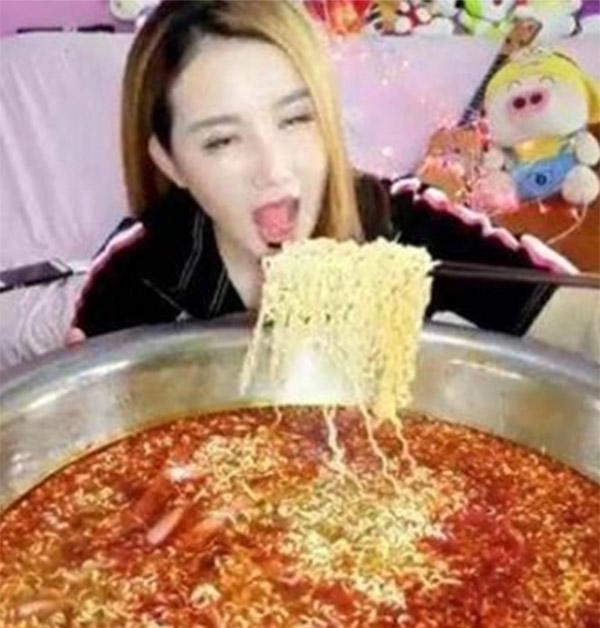 Gái xinh livestream ăn một chậu mì nhưng sau quên tắt camera dân mạng nhìn thấy một cảnh phát ớn - 1