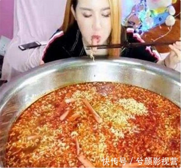 Gái xinh livestream ăn một chậu mì nhưng sau quên tắt camera dân mạng nhìn thấy một cảnh phát ớn - 2