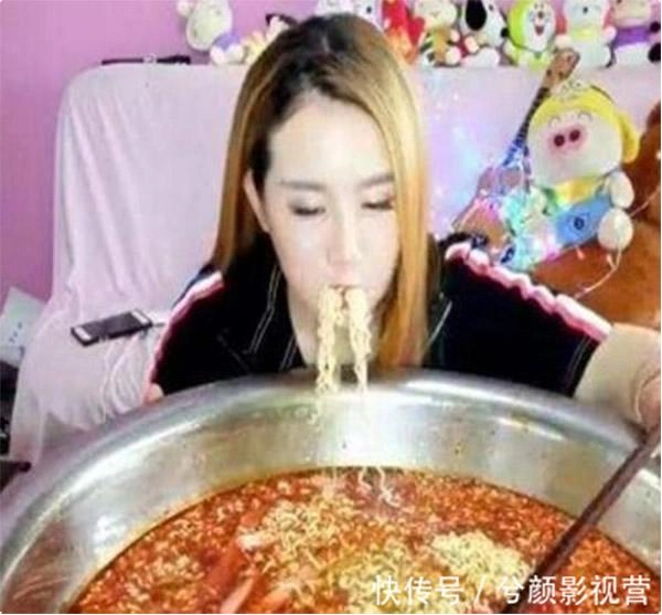 Gái xinh livestream ăn một chậu mì nhưng sau quên tắt camera dân mạng nhìn thấy một cảnh phát ớn - 3