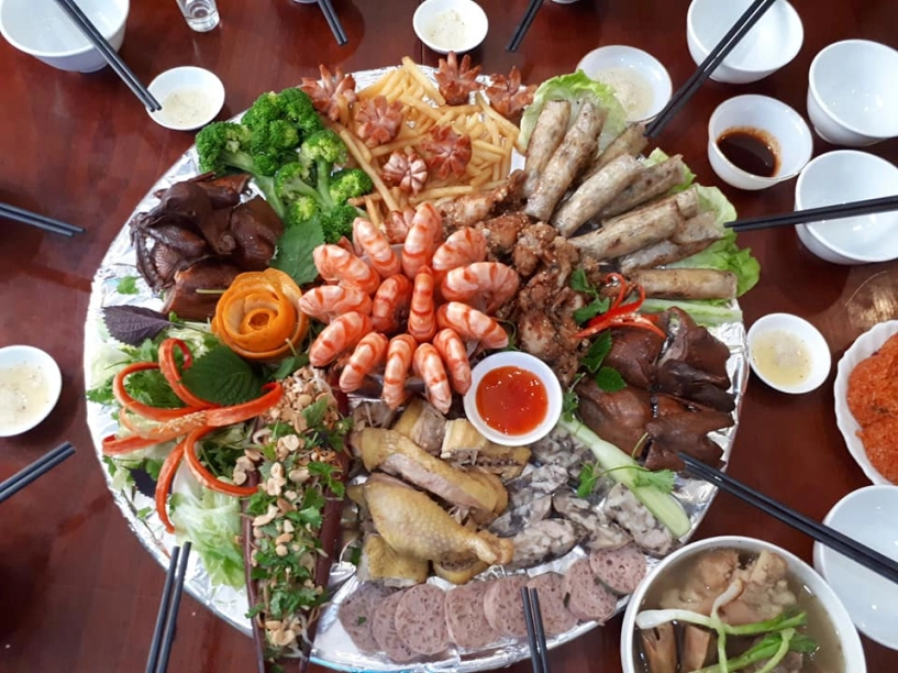 Gái xinh thay mẹ vào bếp nấu nhoay nhoáy cỗ sáng tạo bày lên mâm tiết kiệm công rửa bát - 2