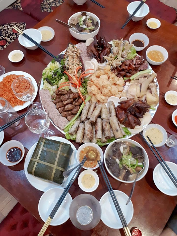 Gái xinh thay mẹ vào bếp nấu nhoay nhoáy cỗ sáng tạo bày lên mâm tiết kiệm công rửa bát - 3