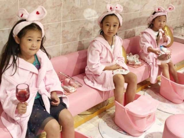 Giật mình với chi phí 1 buổi làm đẹp của trẻ con nhà giàu tại spa nổi nhất thượng hải - 1