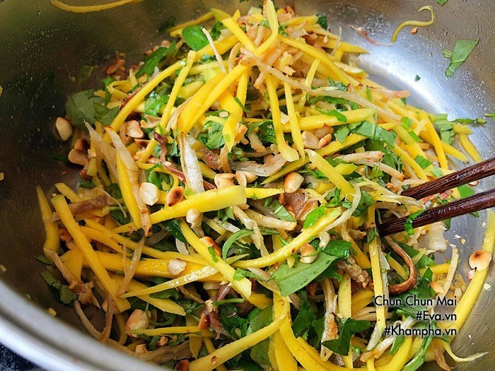 Gỏi xoài xanh mực khô xé trộn mắm me dân dã mà ngon cả nhà vét sạch đĩa - 5
