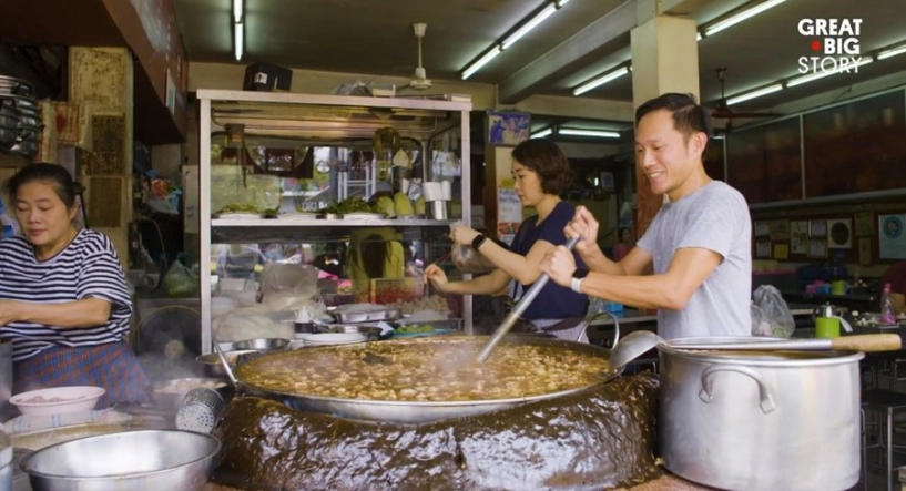 Hầm đi hầm lại nồi nước dùng 45 năm đến đặc quánh nhà hàng này vẫn tấp nập khách ăn - 2