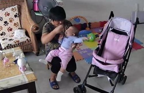 Hàng xóm phàn nàn vì đêm con thường khóc to mẹ tức giận trước hành động của giúp việc - 1