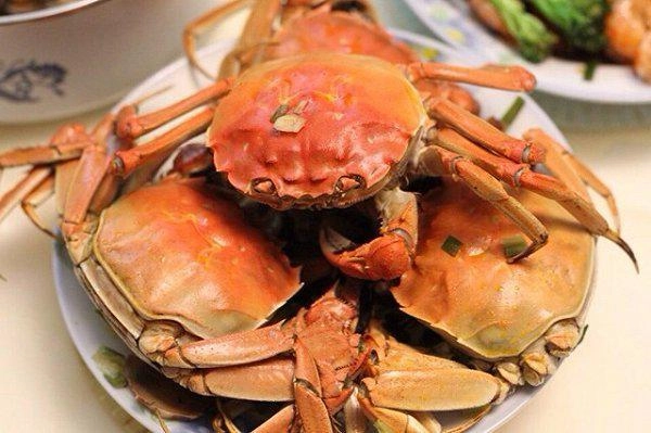 Hấp cua đặt bụng ngửa lên hay úp xuống đầu bếp trả lời khiến ai cũng ngạc nhiên - 1