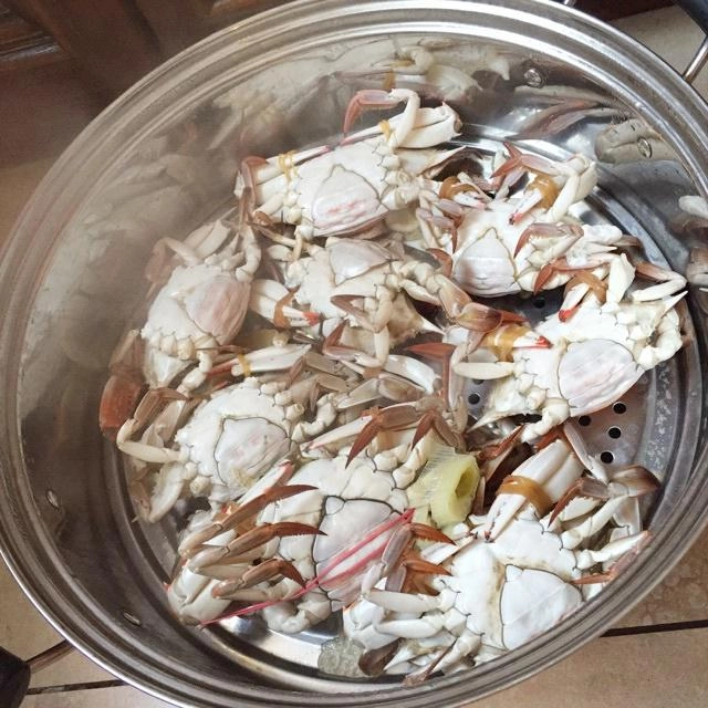 Hấp cua đặt bụng ngửa lên hay úp xuống đầu bếp trả lời khiến ai cũng ngạc nhiên - 2