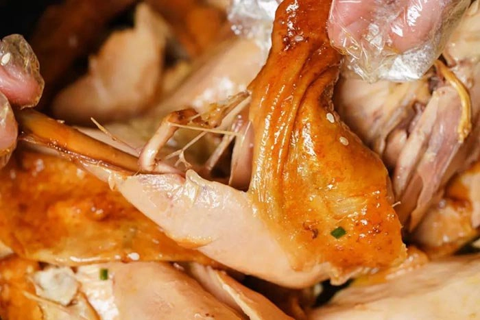 Hấp gà bằng nồi cơm điện không cần 1 giọt nước mà vẫn cực ngon - 6