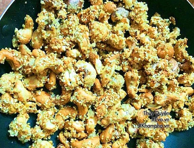 Hạt điều thừa sau tết đem ngào đường vừng giòn tan để dành ăn chơi - 3
