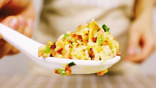 Khi làm cơm rang chiên trứng hay cơm trước đảm bảo 90 vẫn làm sai cách - 6