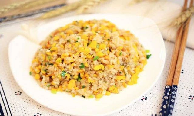 Khi làm cơm rang trứng chỉ cần thêm 1 nguyên liệu này độ ngon tăng gấp đôi - 1